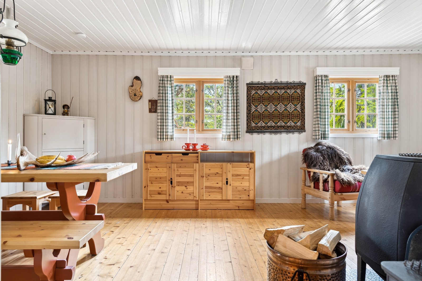 Tregulv og panelvegger gir et helhetlig og varmt inntrykk. Galleribilde