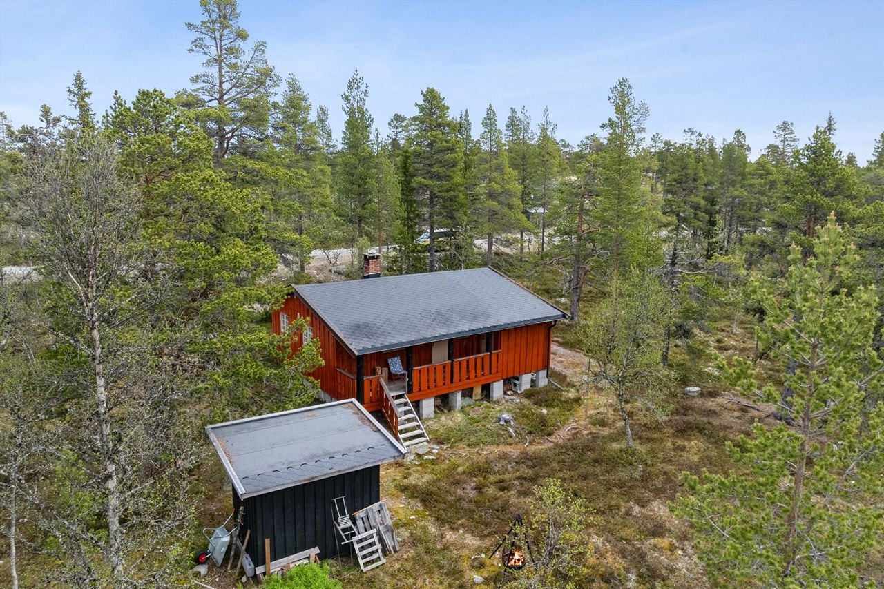 Eiendommen byr på privat atmosfære med både hytte og uthus i naturnære omgivelser. Galleribilde