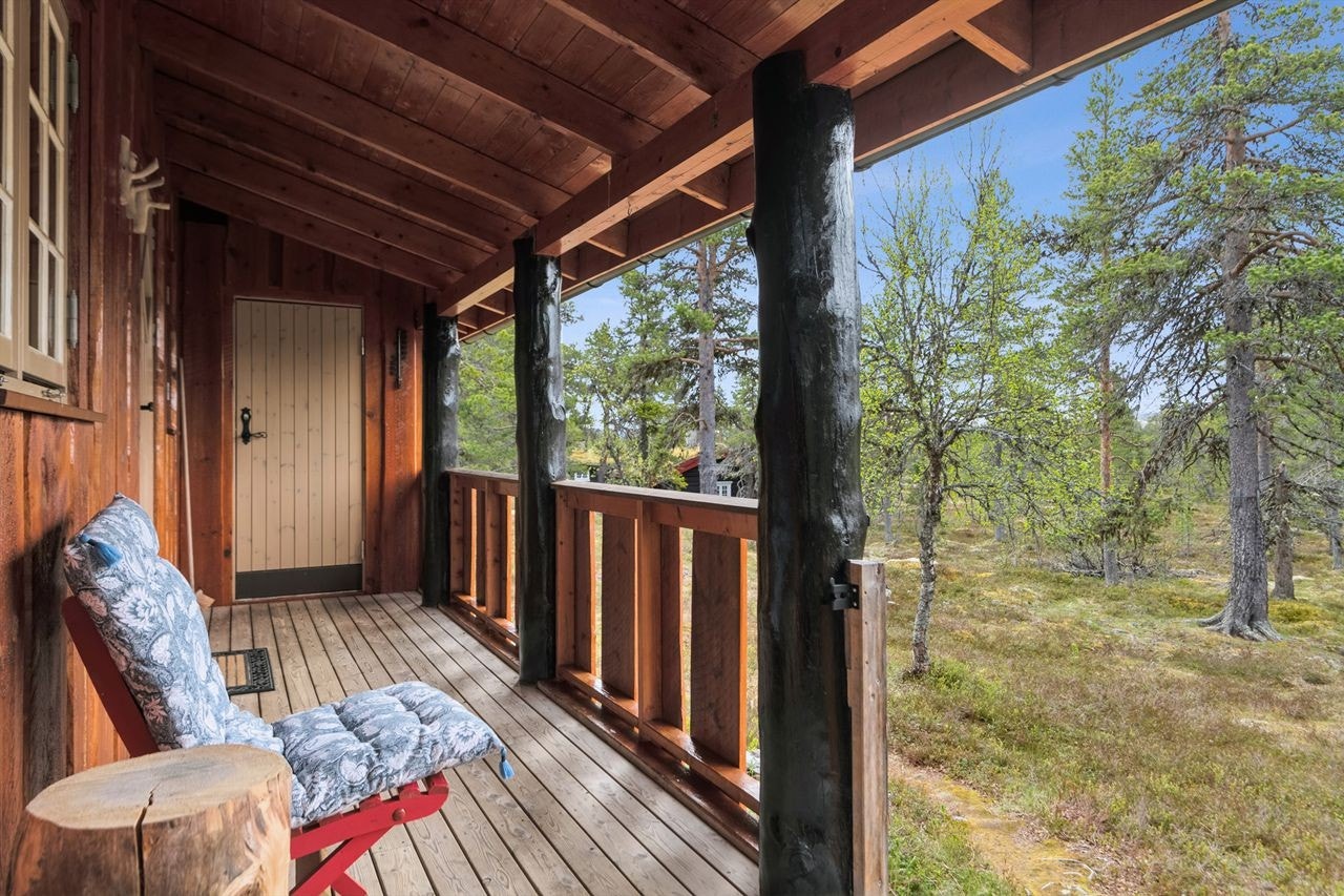 Den overbygde svalgangen på ca. 8 m² gir perfekte rammer for avslapning utendørs. Galleribilde