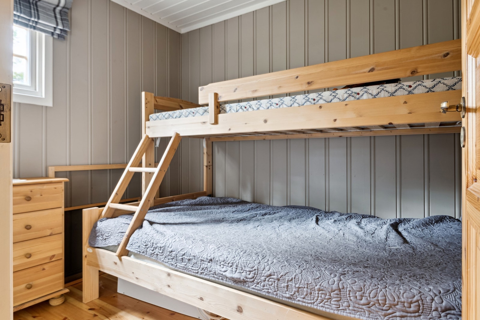 Det andre soverommet har plass til køyeseng, perfekt for barn eller gjester. Galleribilde