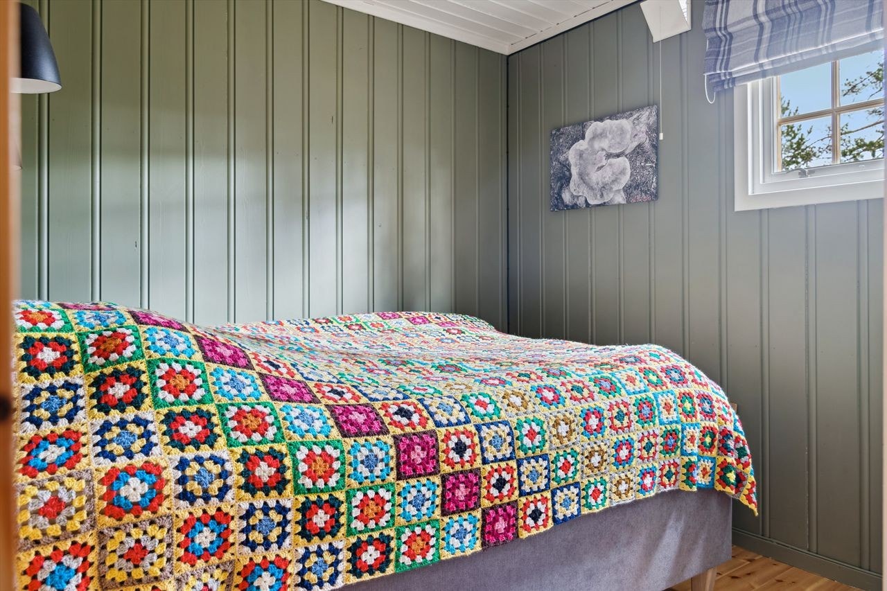 Soverommet gir en lun atmosfære med panelvegger og plass til dobbeltseng. Galleribilde