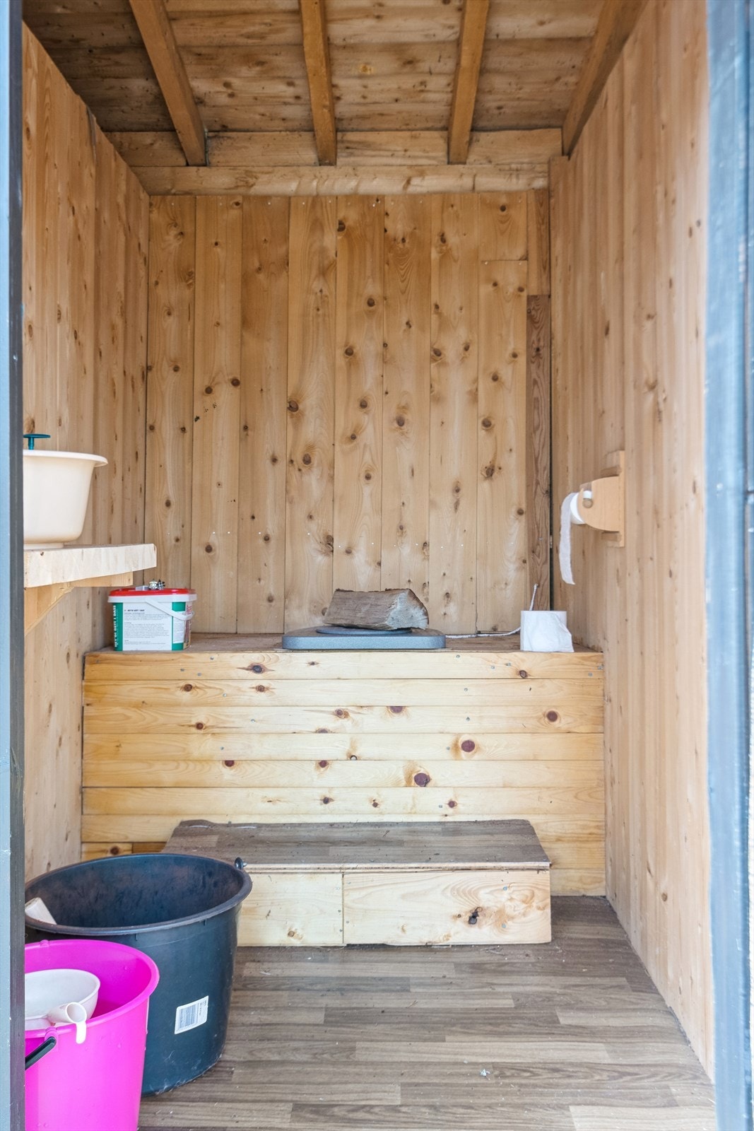 Uthuset har utedo og enkel standard Galleribilde