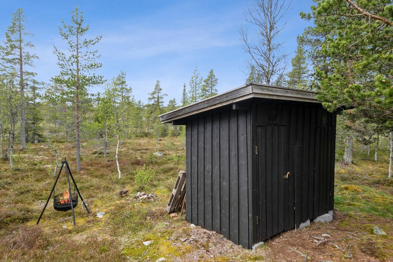 Frittliggende uthus med utedo Galleribilde