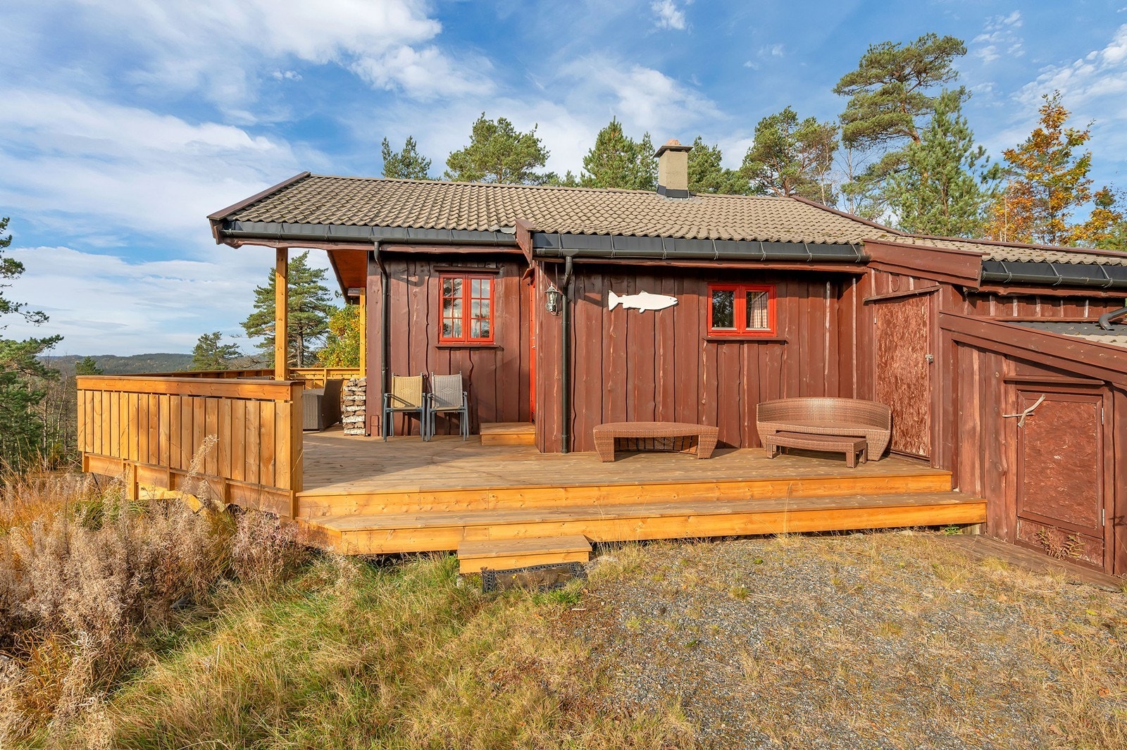 Kjørevei og parkering like utenfor inngangsdøren. Galleribilde