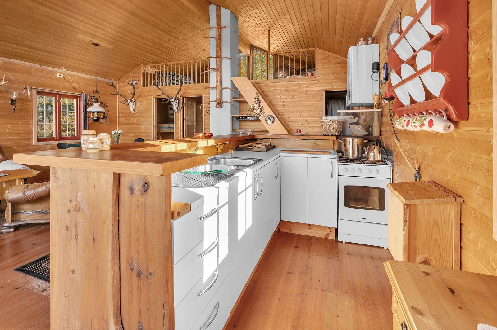 Enkel kjøkkeninnredning hvor komfyr og kjøleskap er gassdrevet. Galleribilde