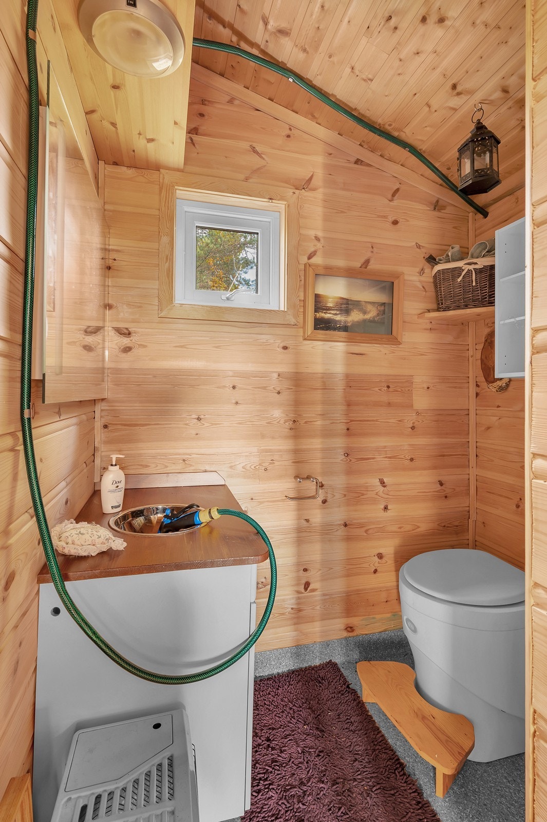 Badet har biotoalett og enkel dusjløsning. Galleribilde