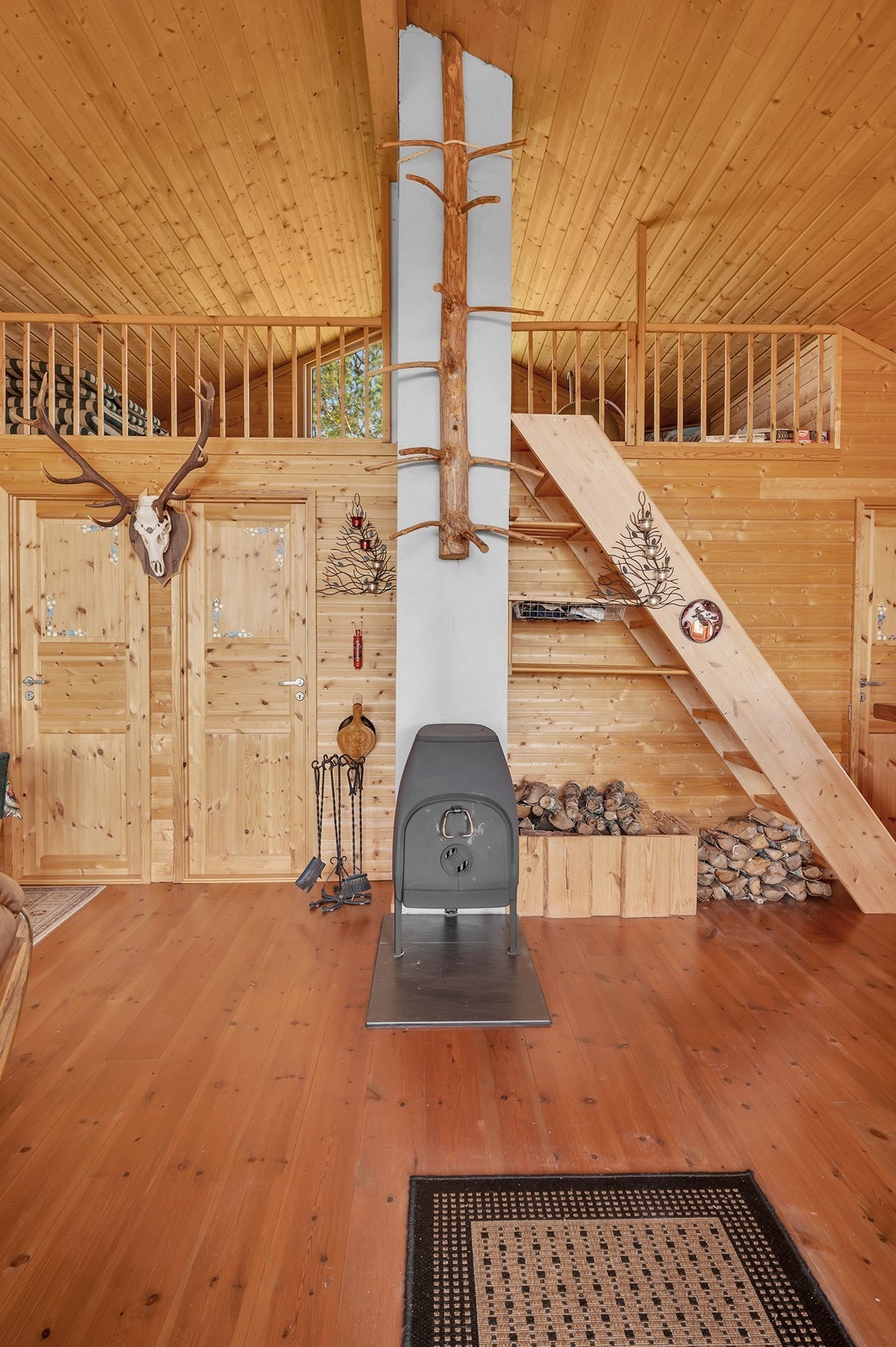 Her er vedovn plassert midt i rommet for oppvarming av hytten. Galleribilde