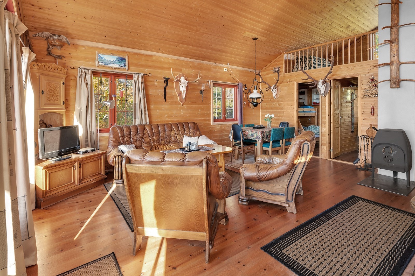 Stuen har god takhøyde og plass til både spisegruppe og sofagruppe. Galleribilde