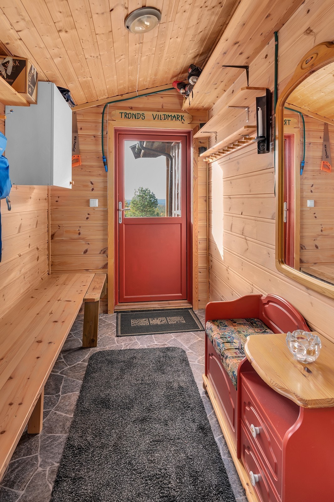 Entré med praktisk sittebenk samt godt med plass til borthenging av yttertøy. Galleribilde