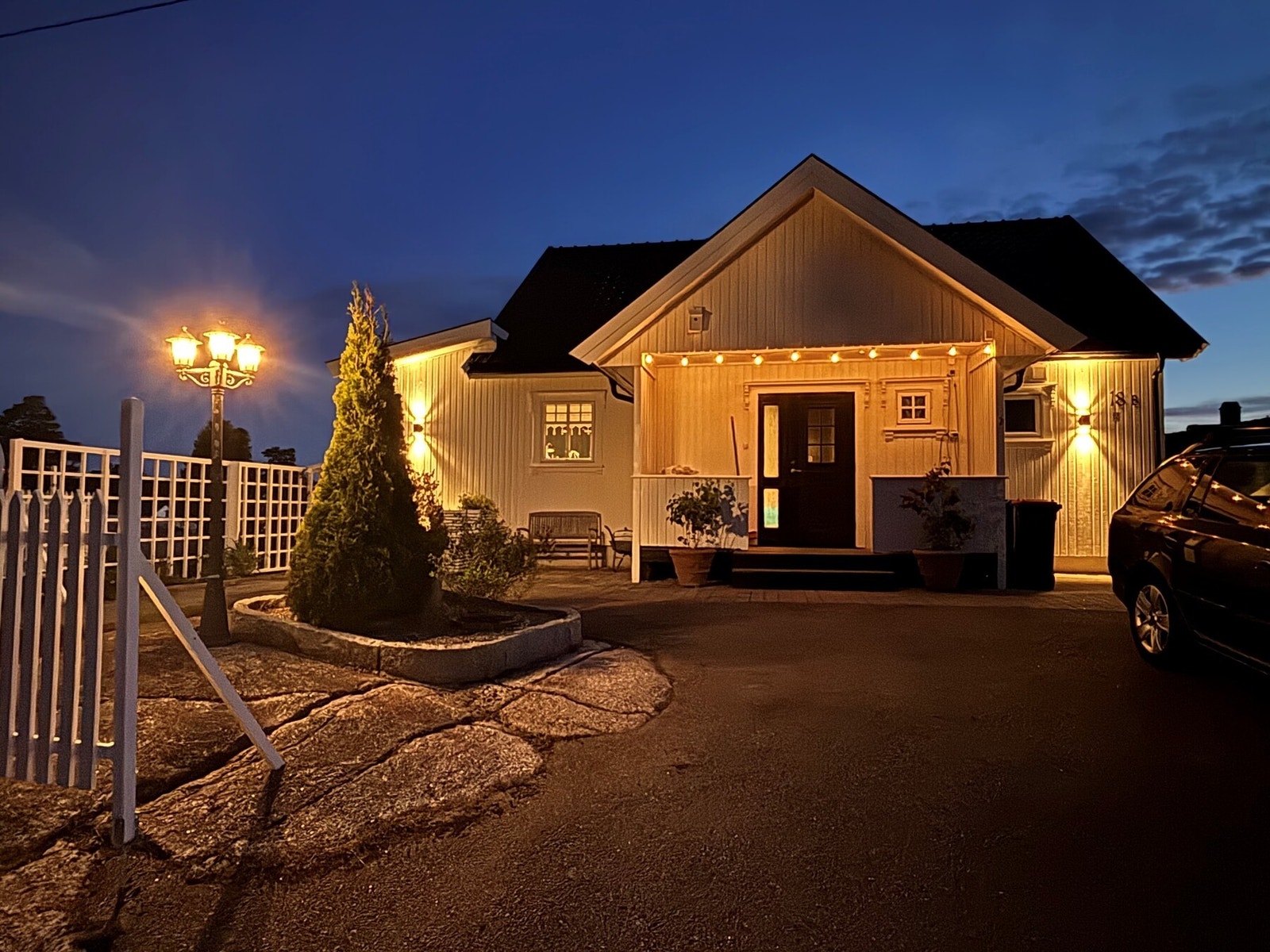 "Villa Knatten". Parkering i gårdsplass Galleribilde
