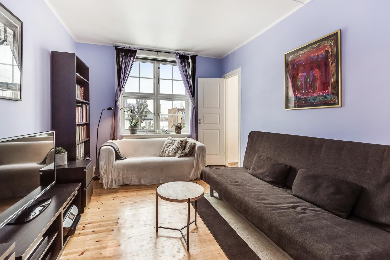 Stuen byr på flere ulike møbleringsmuligheter Galleribilde