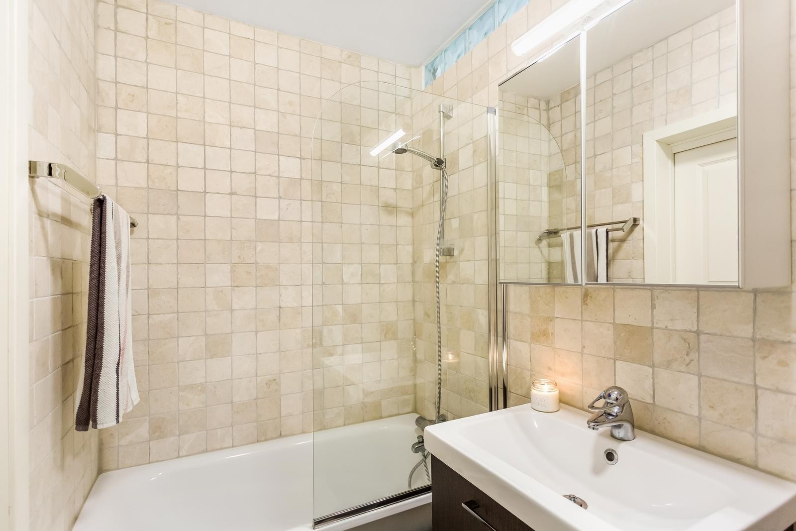 Pent flislagt bad med badekar Galleribilde