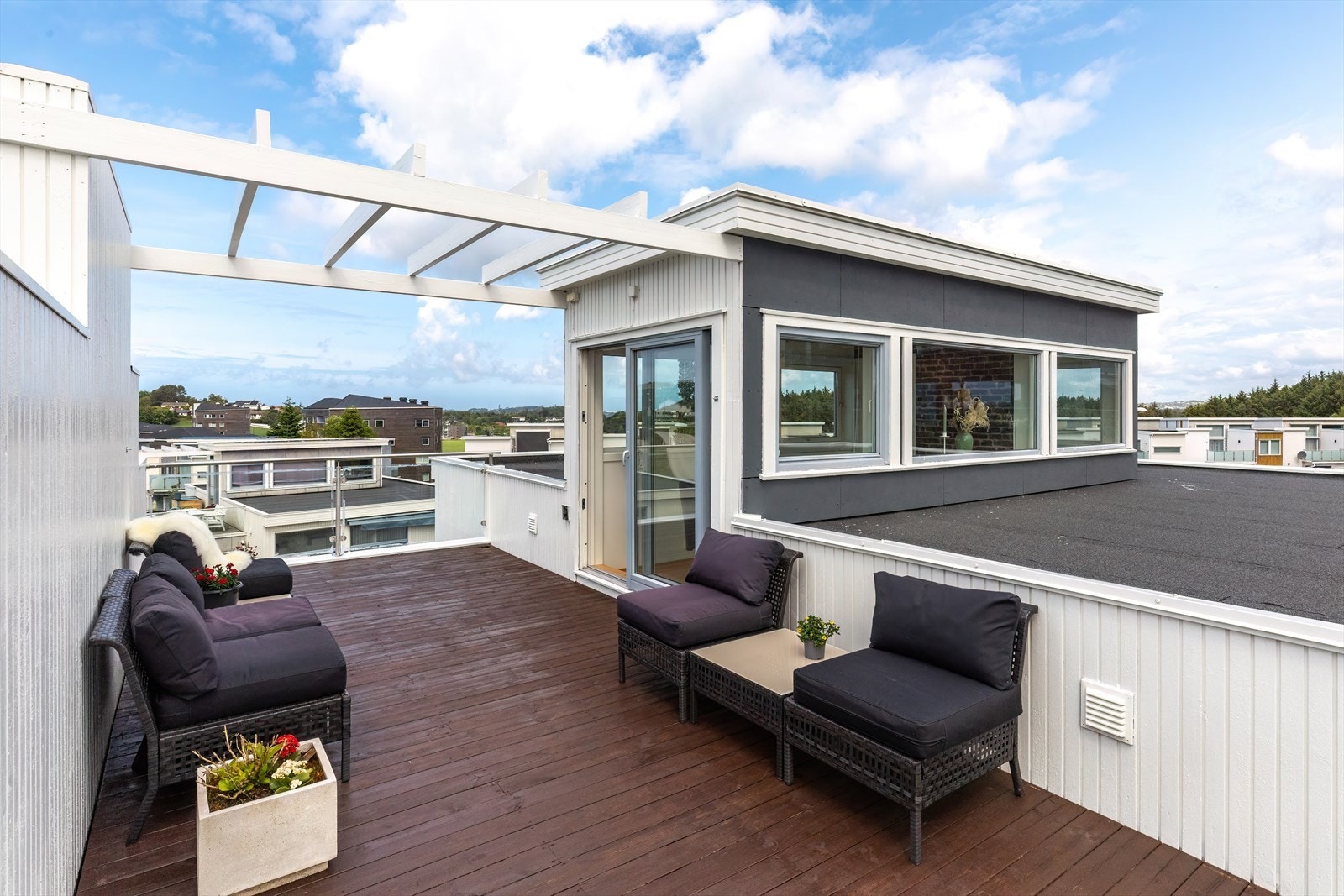 Solrik og herlig takterrasse med luftig utsikt Galleribilde