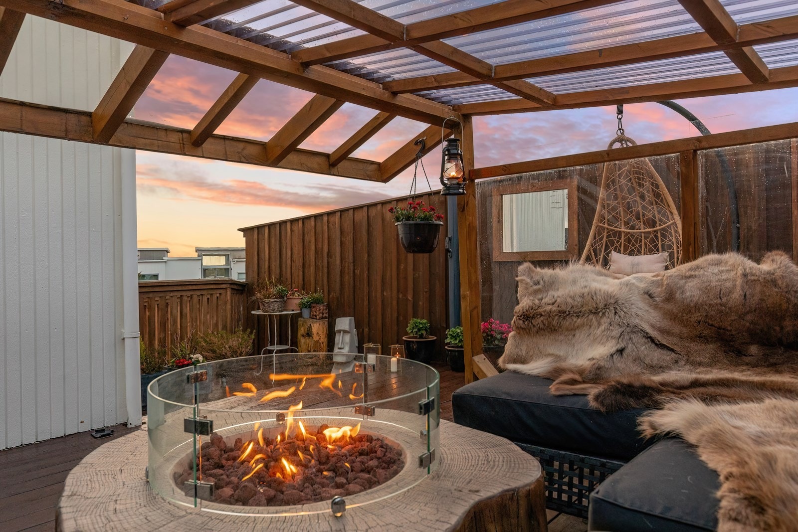Leiligheten har 2 solrike uteområder; en takterrasse og en terrasse på bakkeplan. Galleribilde