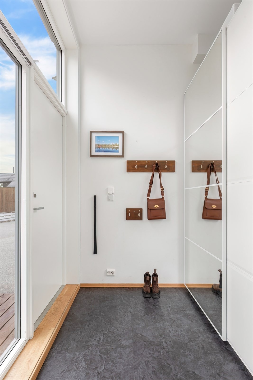 1. etasje: Gang med stor garderobe og god oppbevaringsplass Galleribilde