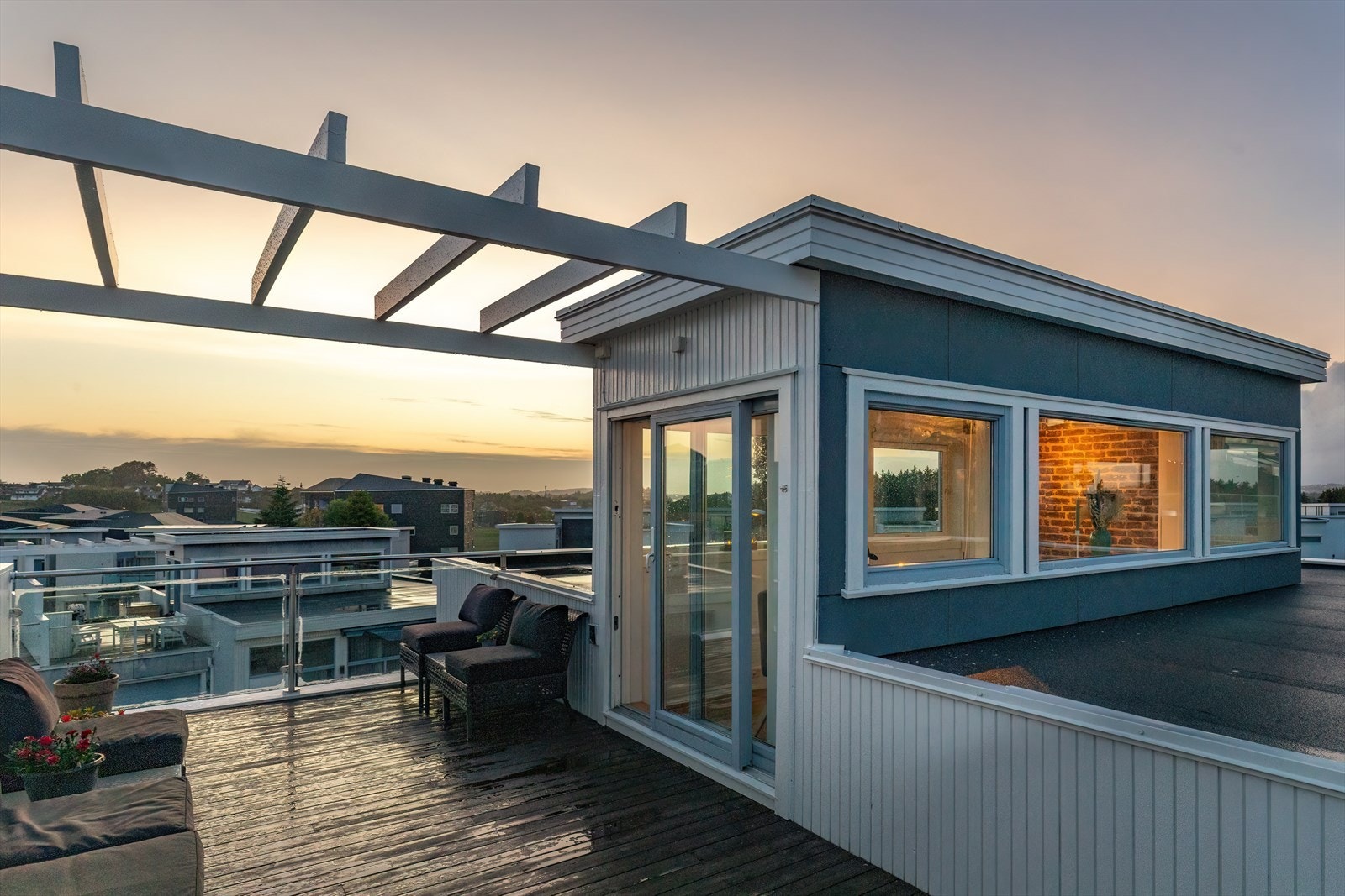 Fra takterrassen er det luftig og flott utsikt Galleribilde