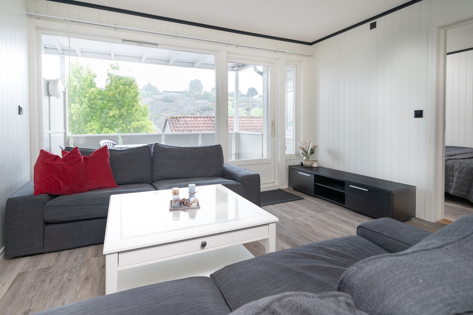 Store vindusflater mot balkong Galleribilde