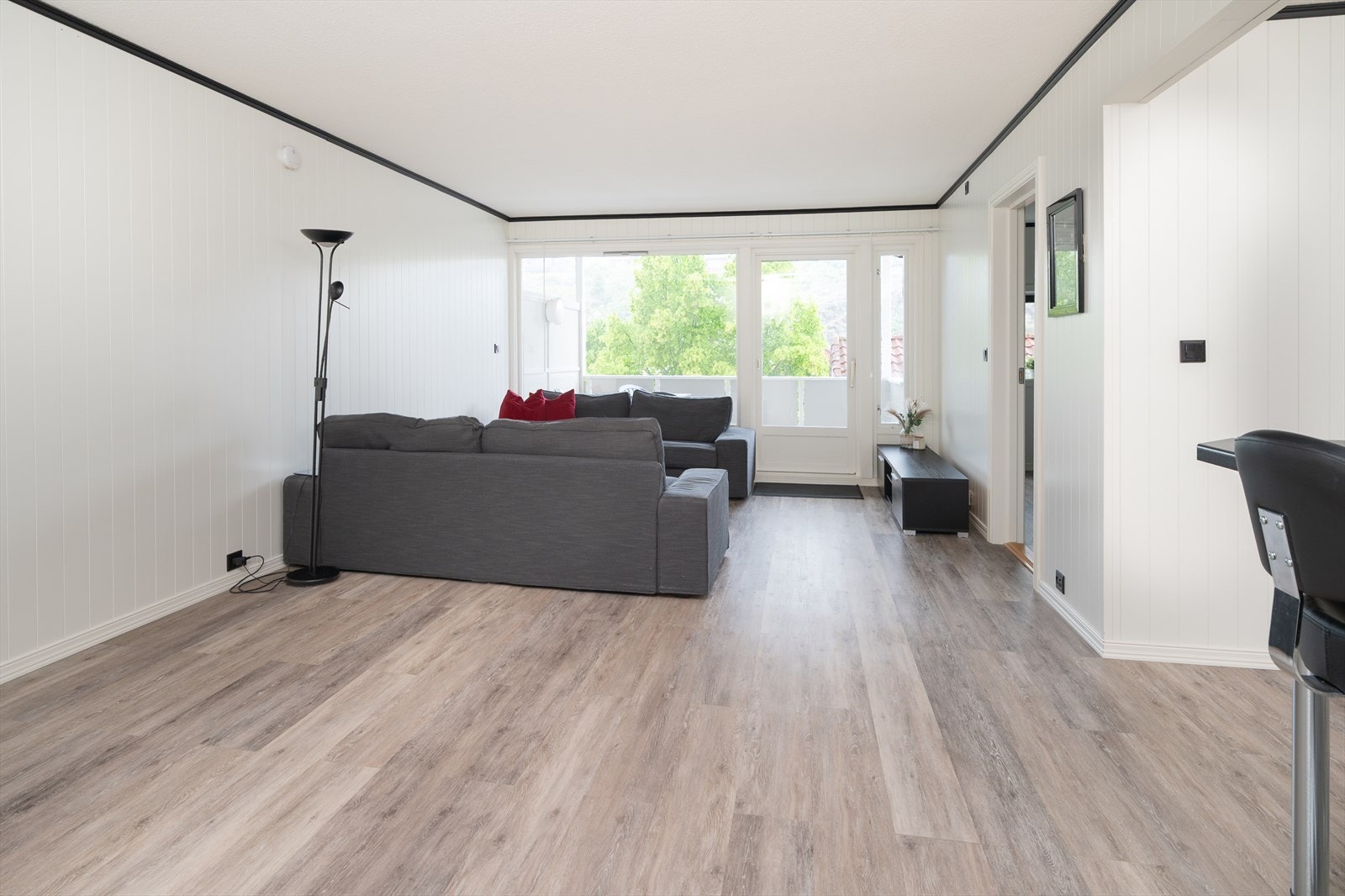 Romslig stue med delvis åpen løsning mot kjøkken Galleribilde