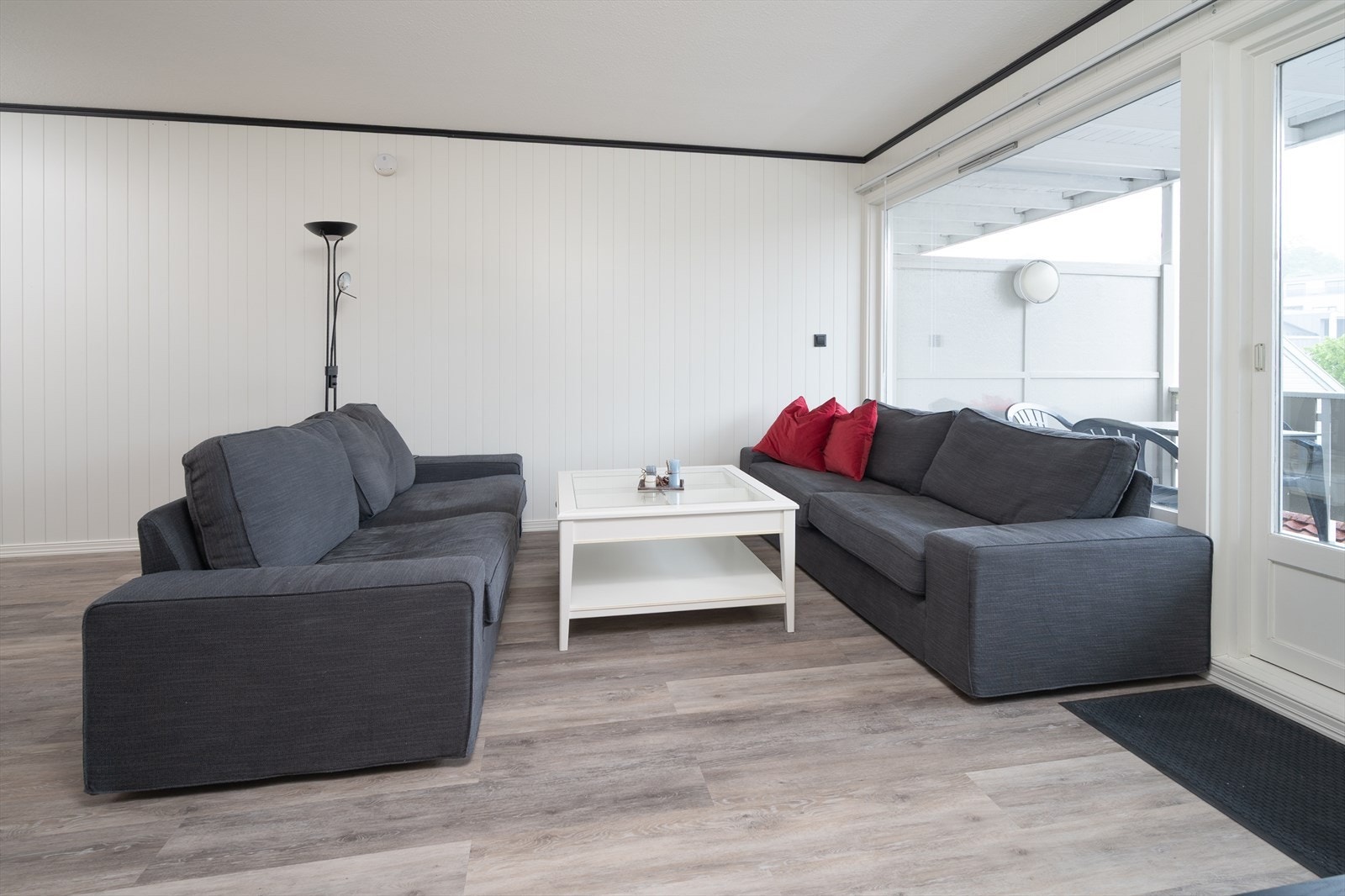 Store vindusflater og direkte utgang til luftig balkong Galleribilde