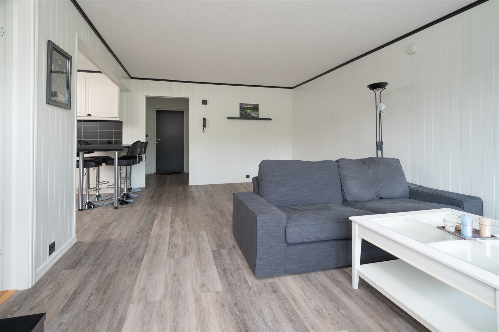 Romslig og lys stue med god plass til møblement Galleribilde