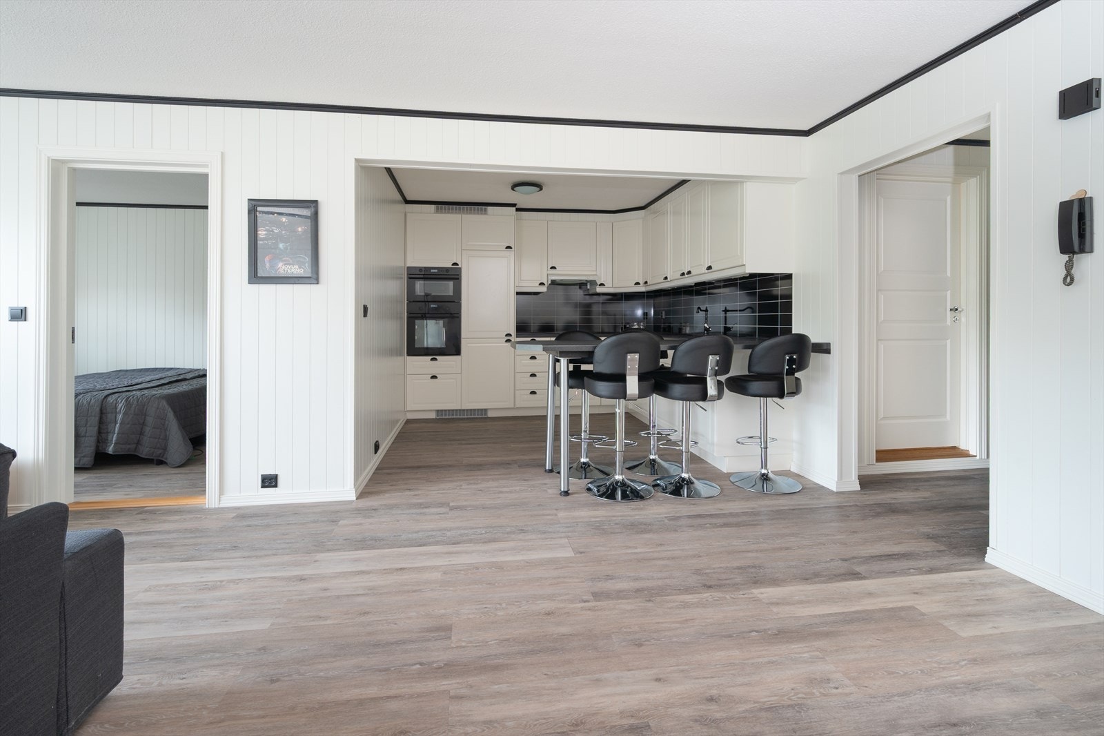 Delikat og lyst kjøkken med integrerte hvitevarer Galleribilde