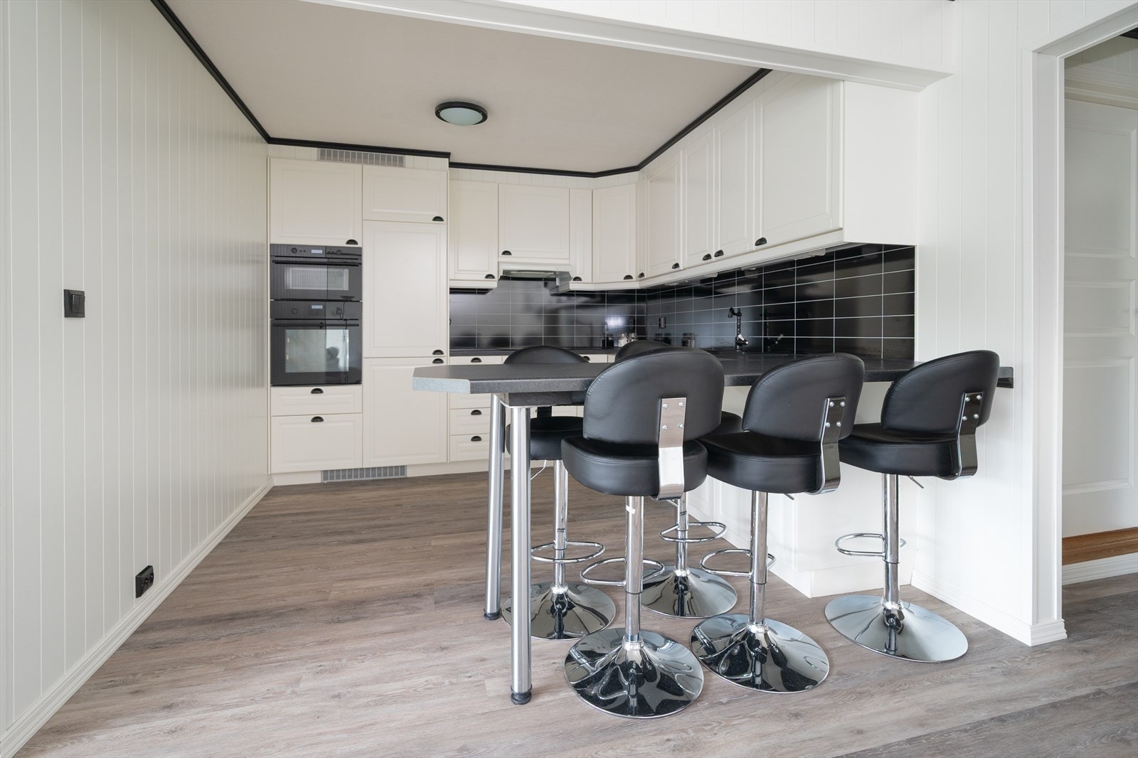 God benk- og skapplass Galleribilde