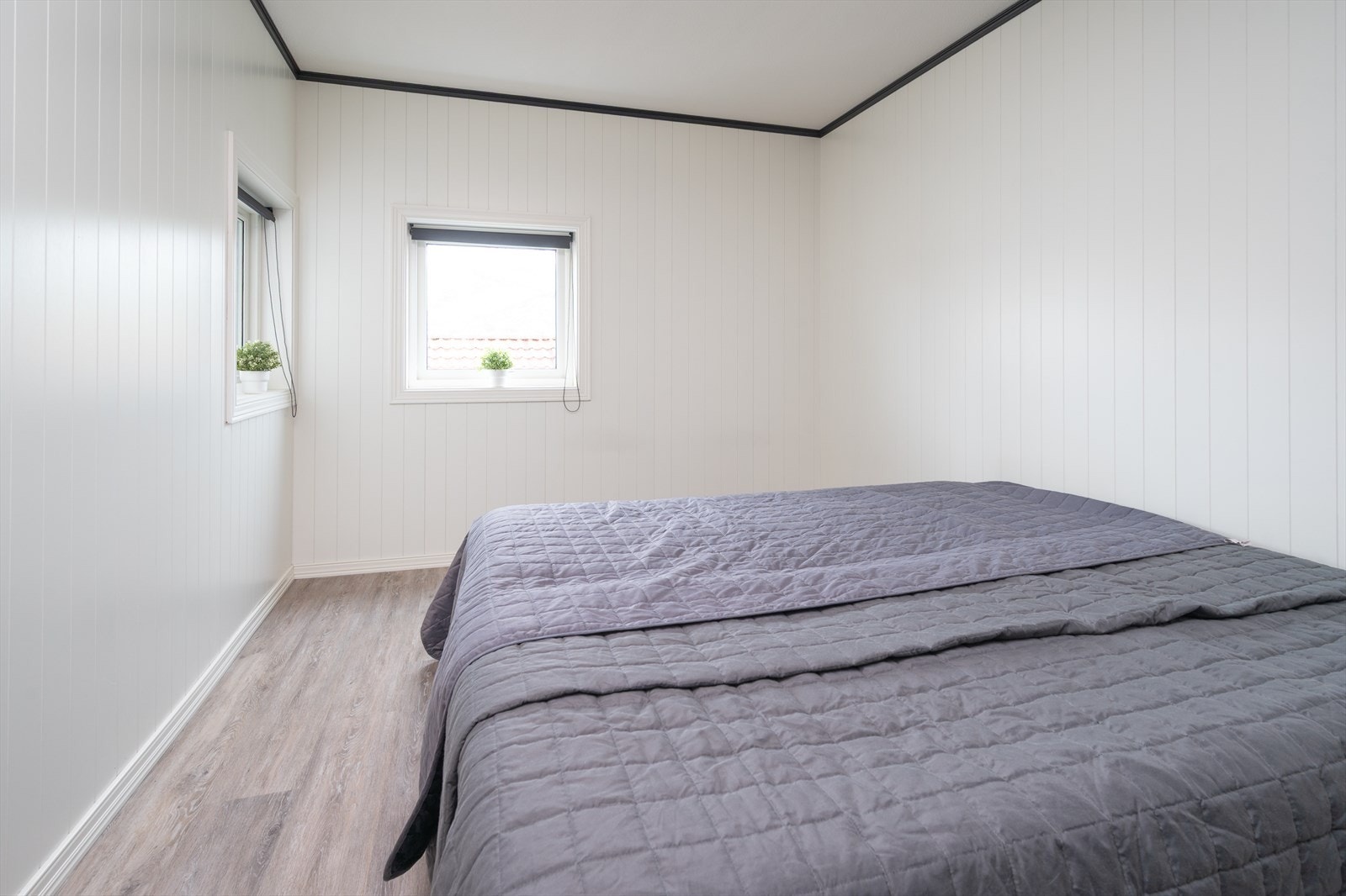 Romslig soverom med god plass til dobbelseng Galleribilde