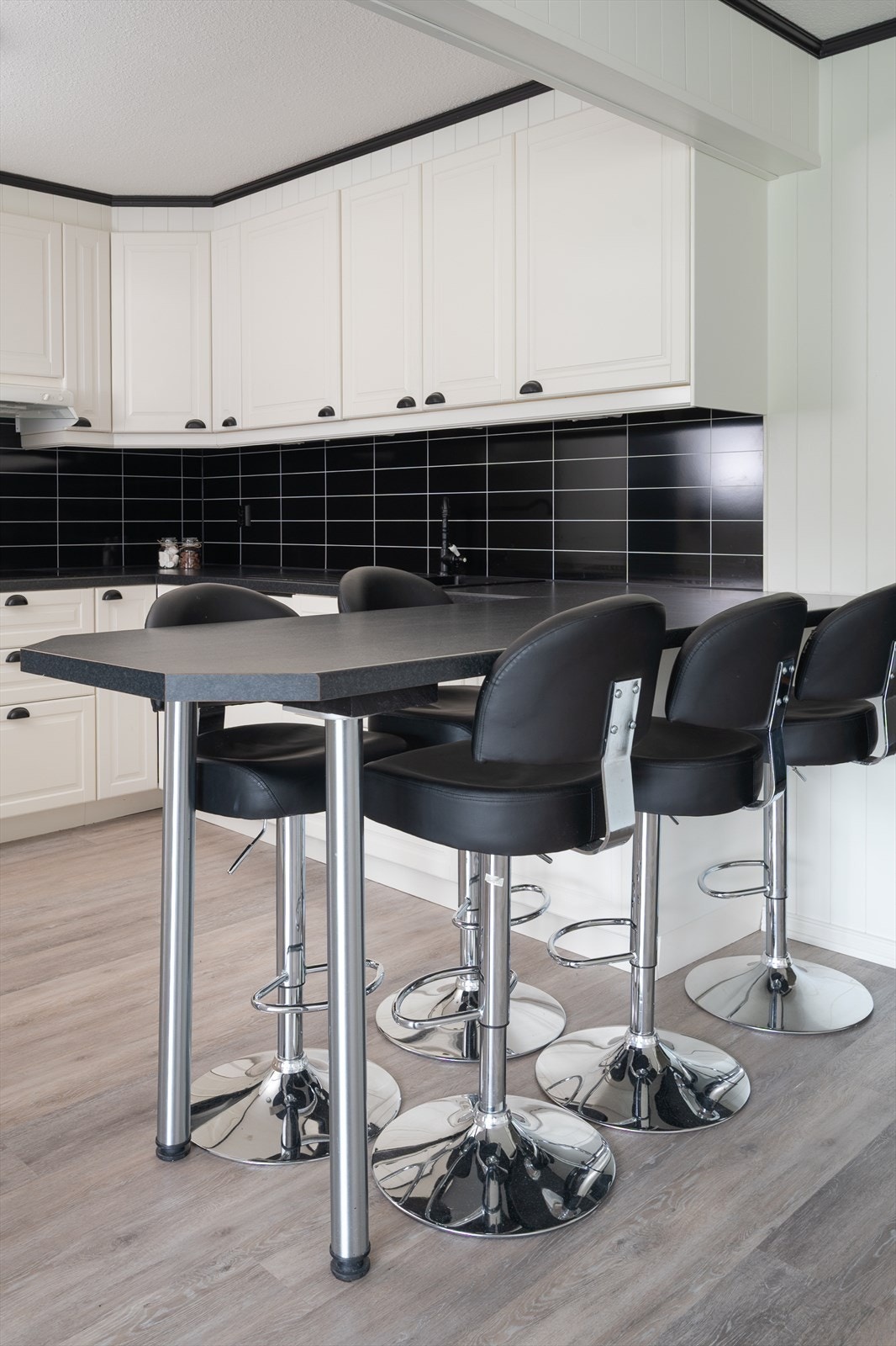 Praktisk spiseplass ved kjøkkenbenk Galleribilde