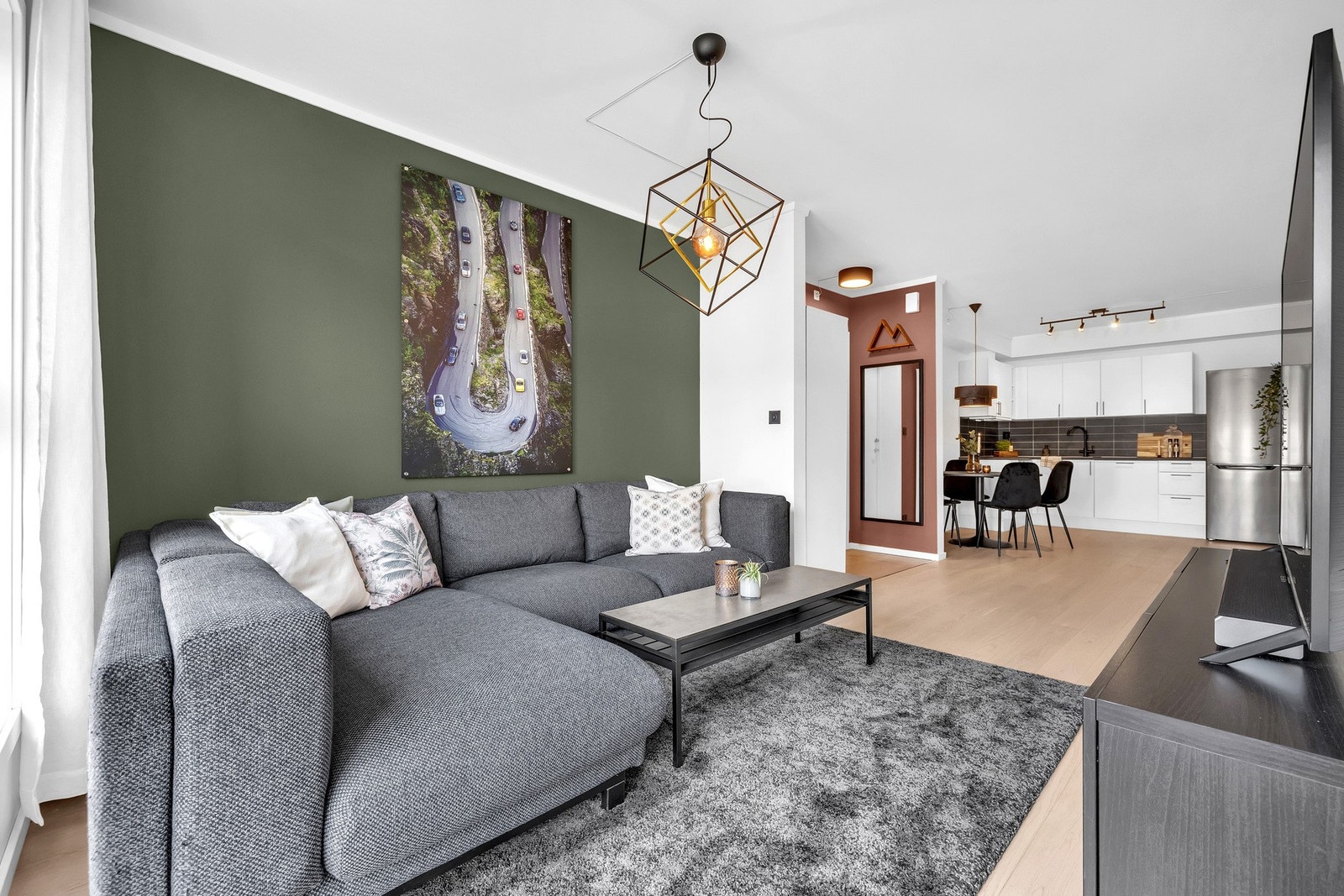 Leiligheten har en praktisk og sosial planløsning med stue- og kjøkken i åpen løsning. Galleribilde