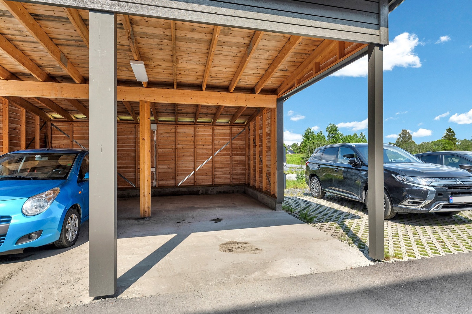 Leiligheten har en parkeringsplass i carport. Galleribilde