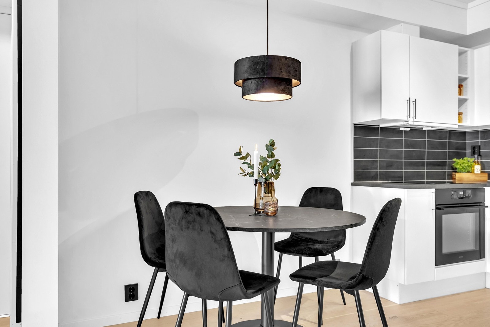 I tilknytning til kjøkkenet er det god plass til en spisegruppe hvor alle døgnets måltider kan nytes! Galleribilde