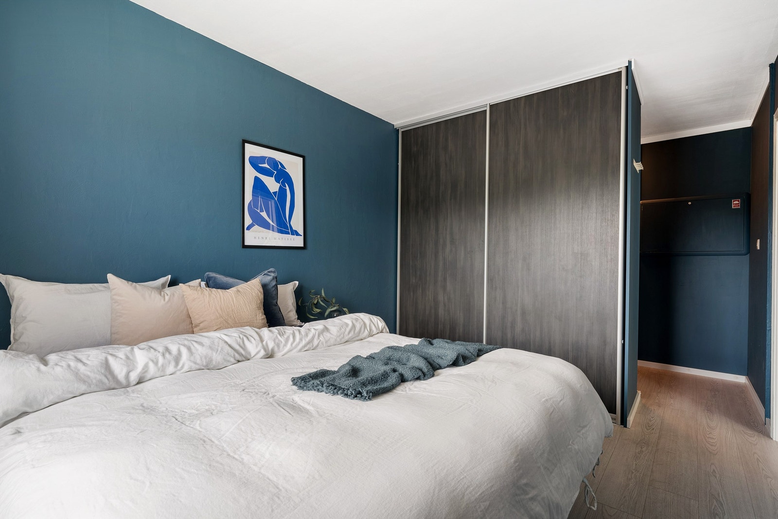 Stor skyvedørsgarderobe, med inngang til kontor/ ekstra garderobe Galleribilde