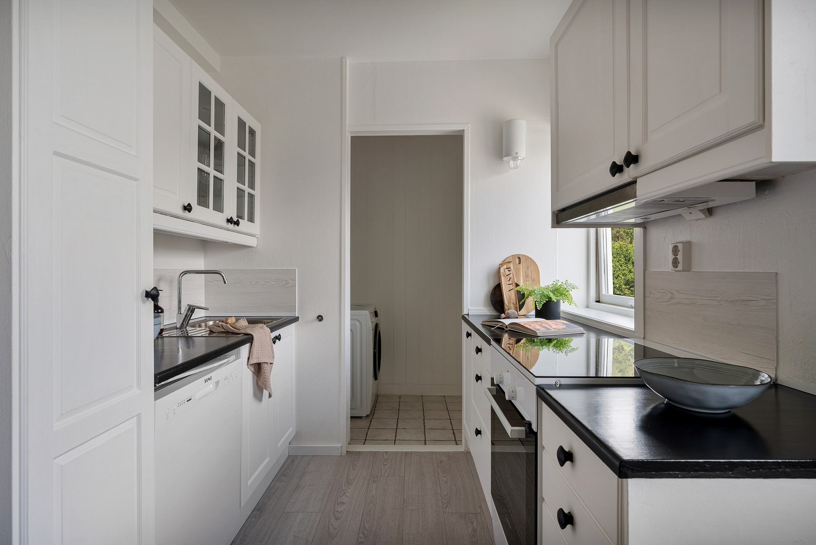 Lyst og pent kjøkken med god oppbevaringsplass. Legg merke direkte inngang til vaskerom Galleribilde