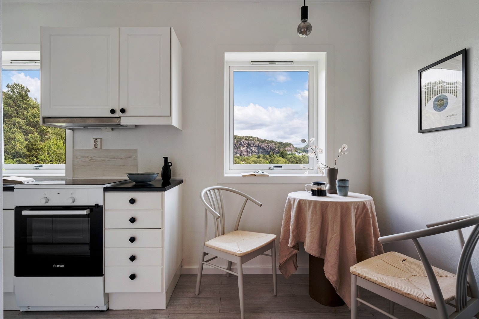 Nyt en kopp med kaffe på morgningen med en flott utsikt fra kjøkkenet Galleribilde