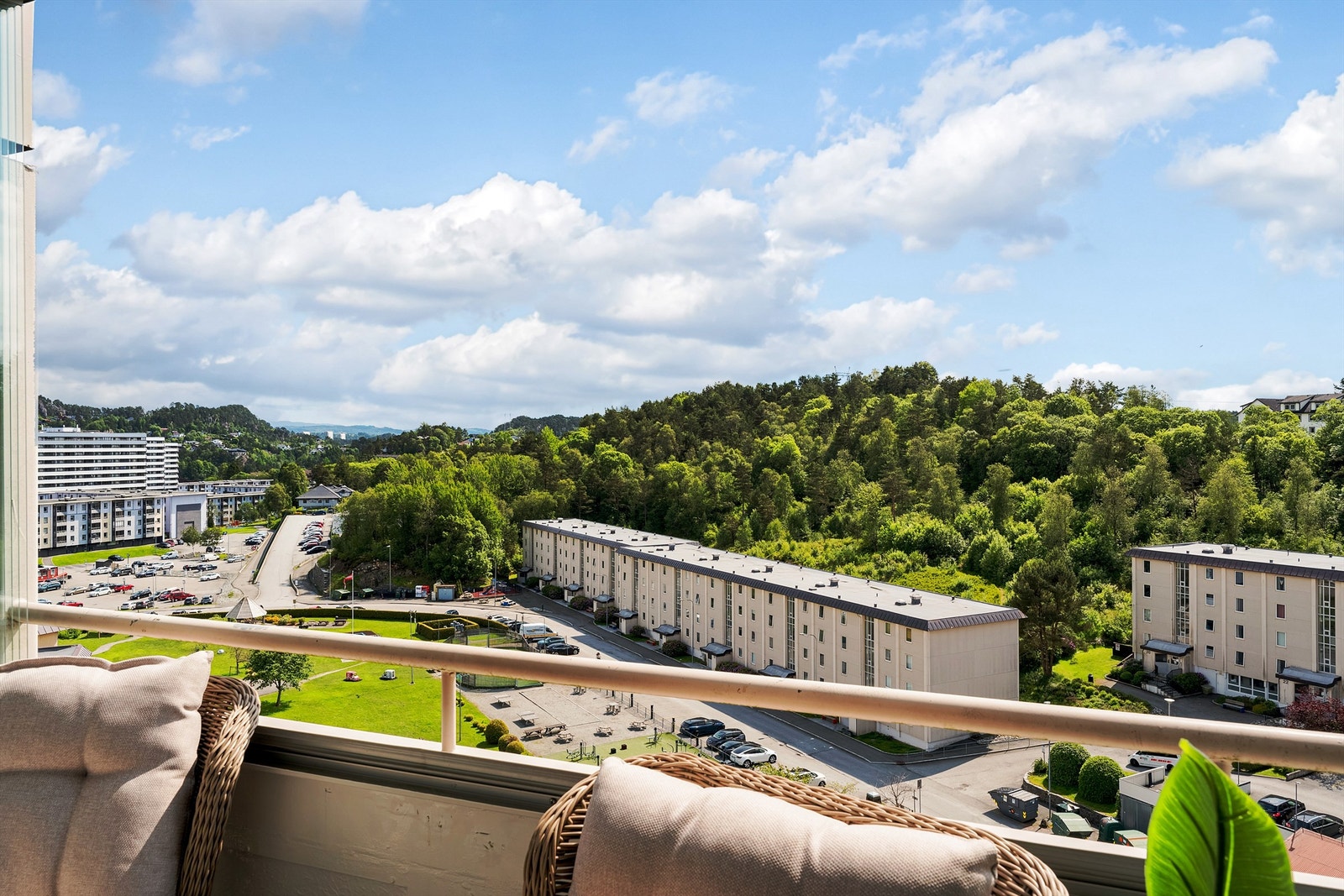 Utsikt fra balkong over nærområde Galleribilde