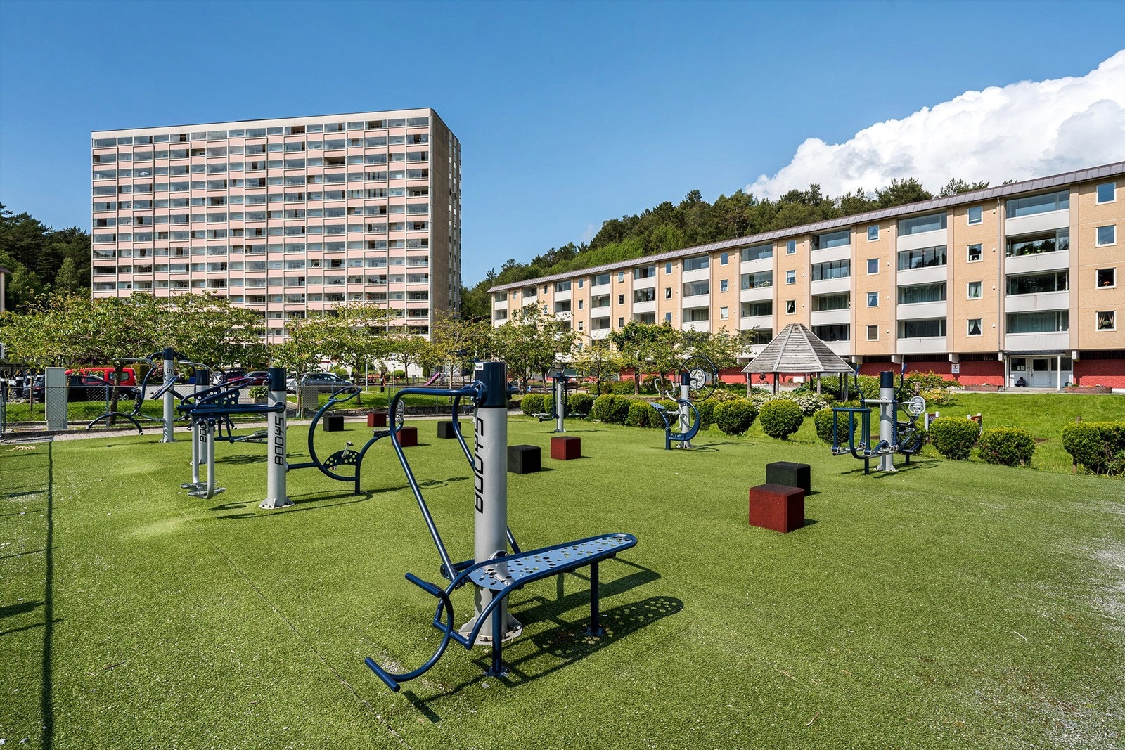 Hold deg aktiv med utendørstrening steinkast unna leiligheten Galleribilde