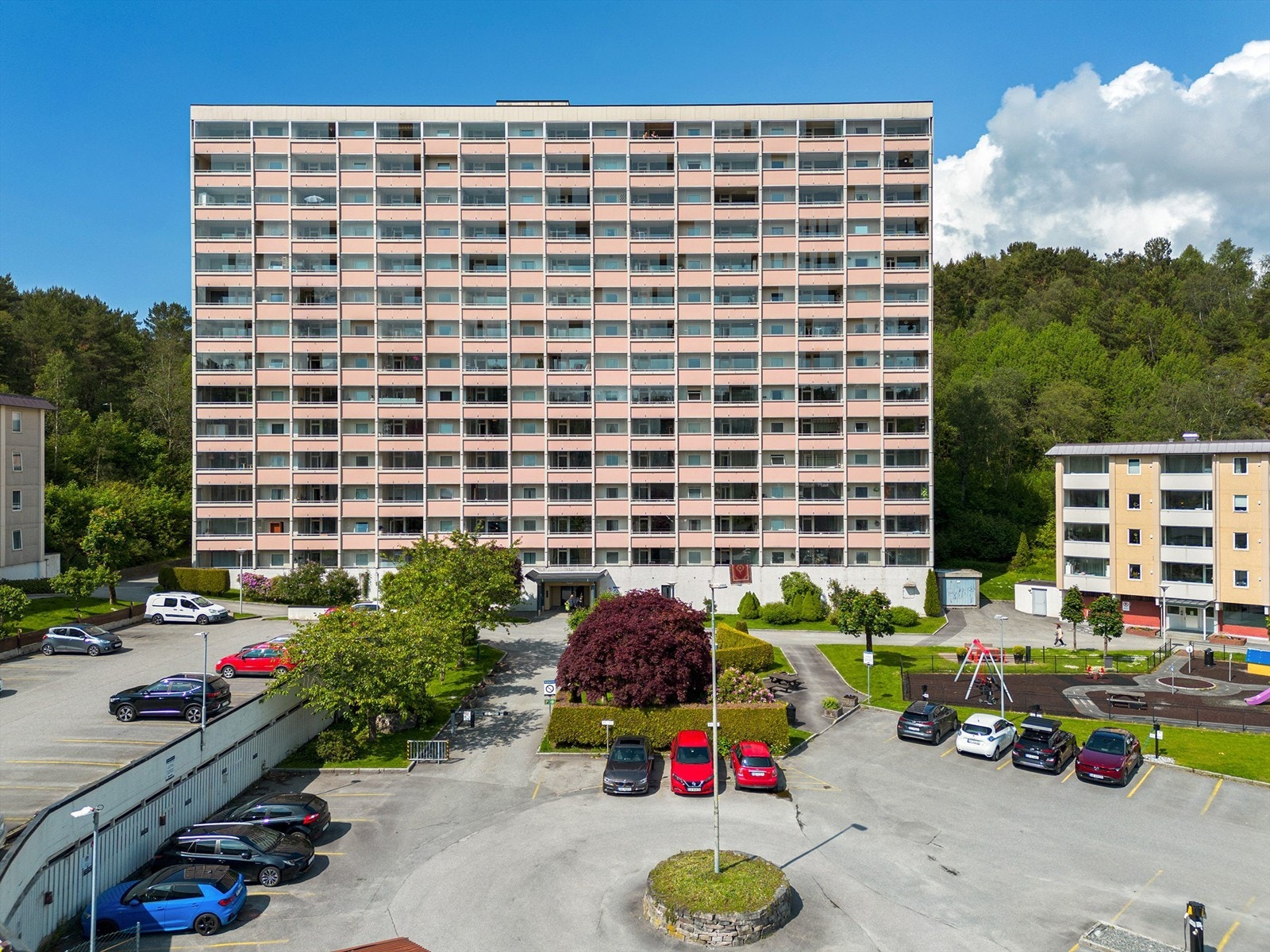 Christer Haugen inviterer deg til visning på denne flotte 3-roms leiligheten med fantastiske solforhold, velkommen til Vestre Vadmyra 35! Galleribilde