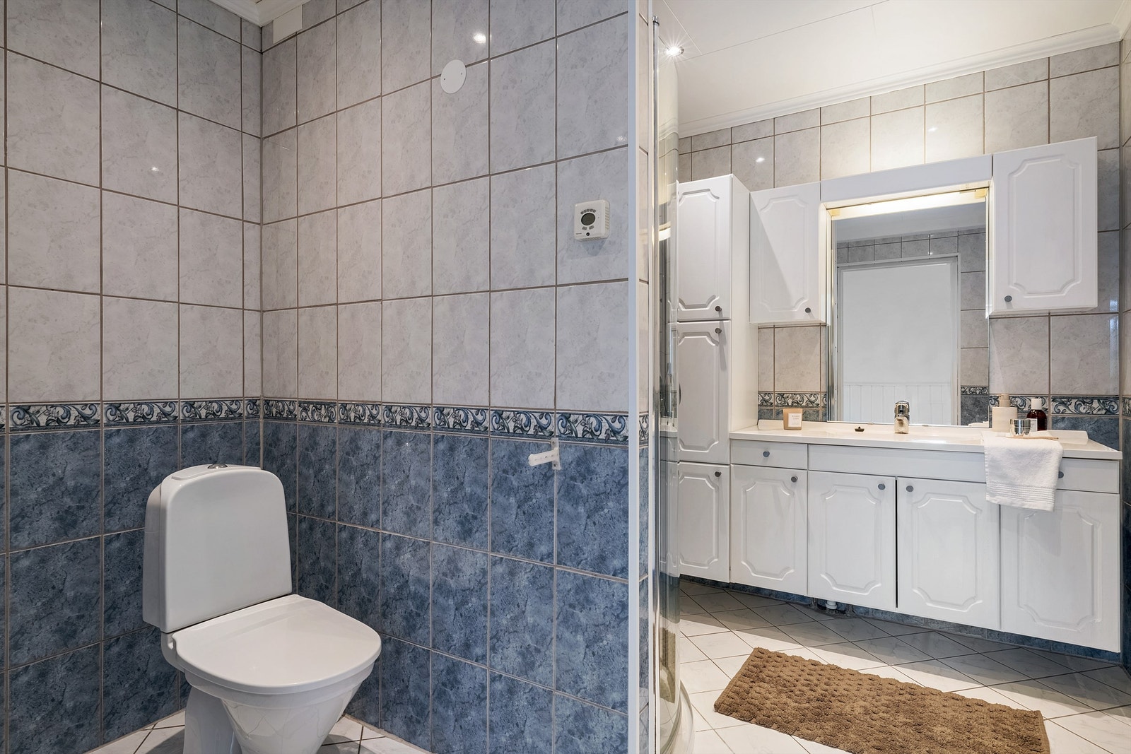 Toalett er adskilt fra resten av badet Galleribilde