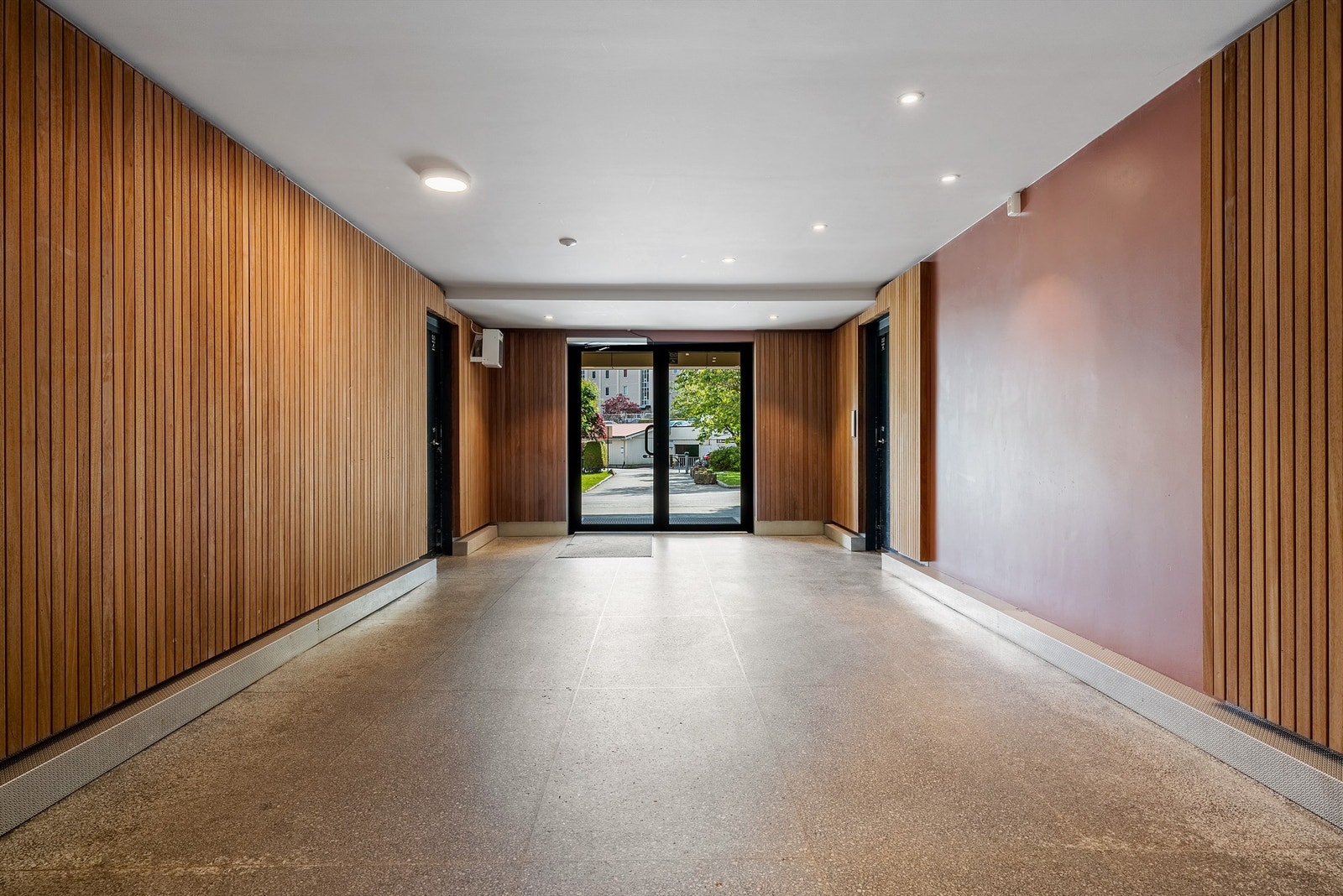 Inngangsparti, med heis Galleribilde