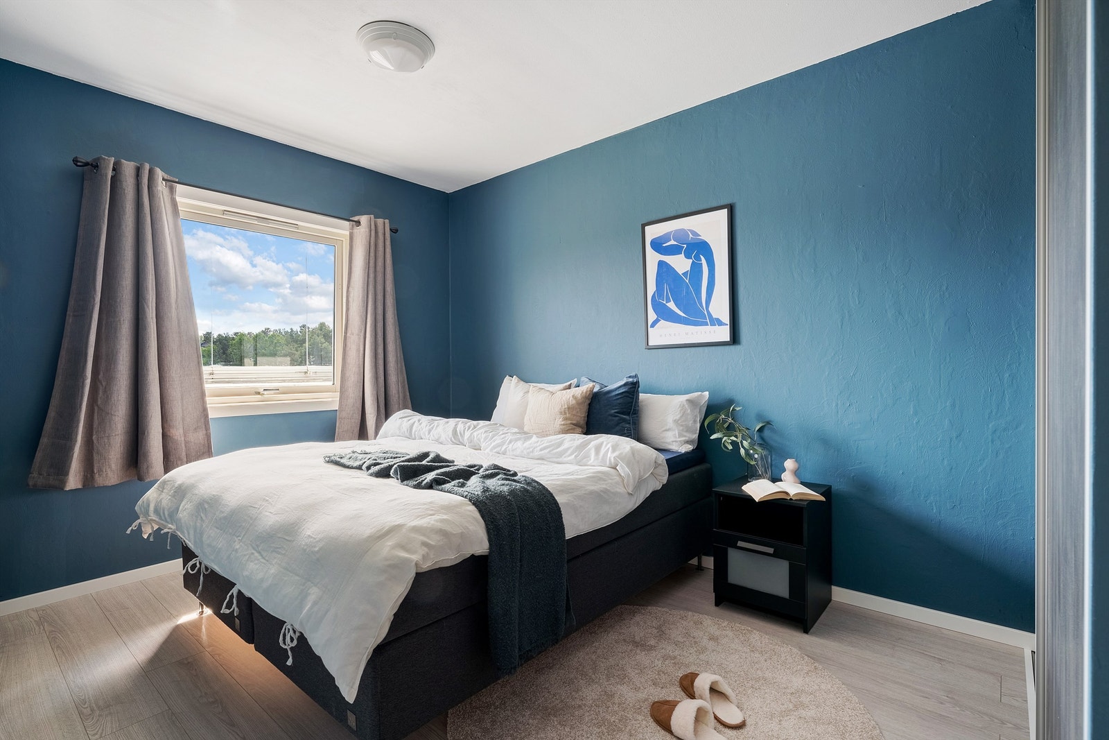 Hovedsoverom med god plass til dobbeltseng Galleribilde