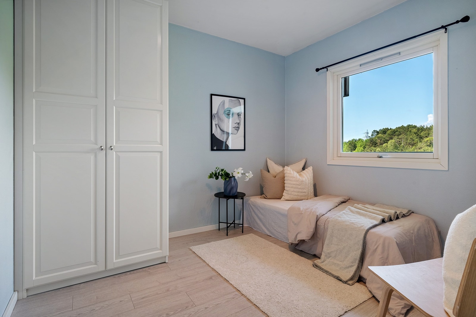 Her er det lyst, og med god plass til oppbevaring Galleribilde