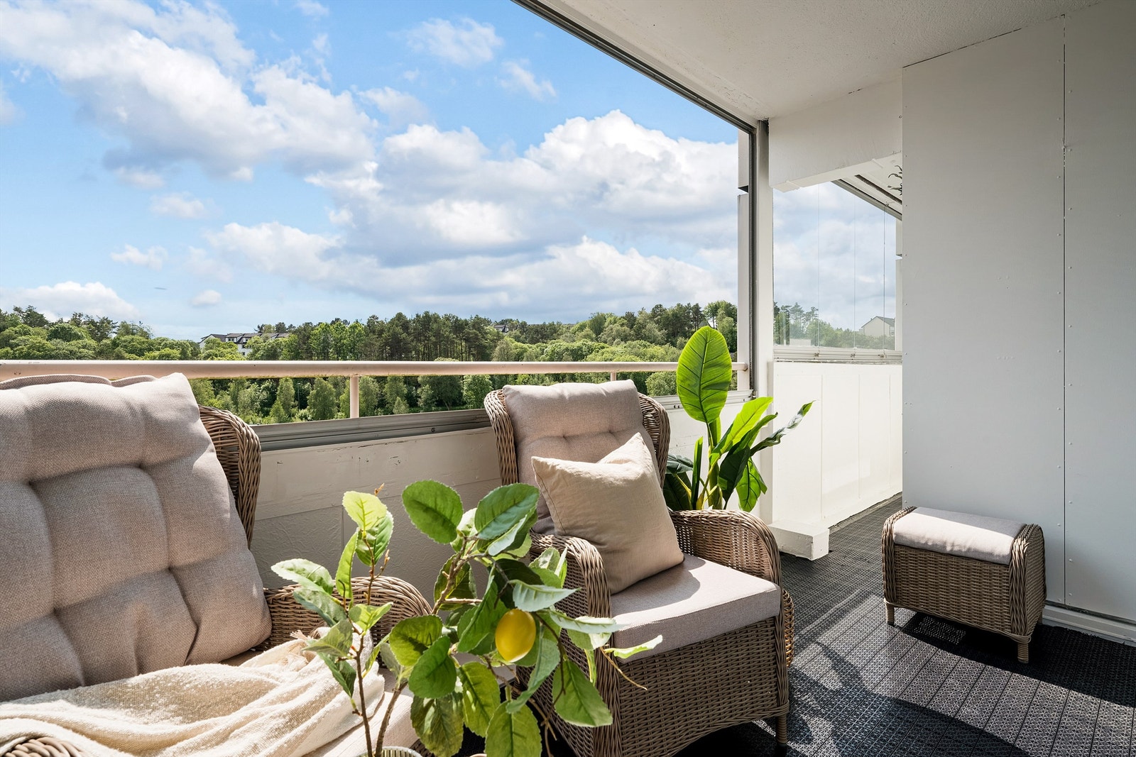 Nyt solen fra den solrike balkongen Galleribilde