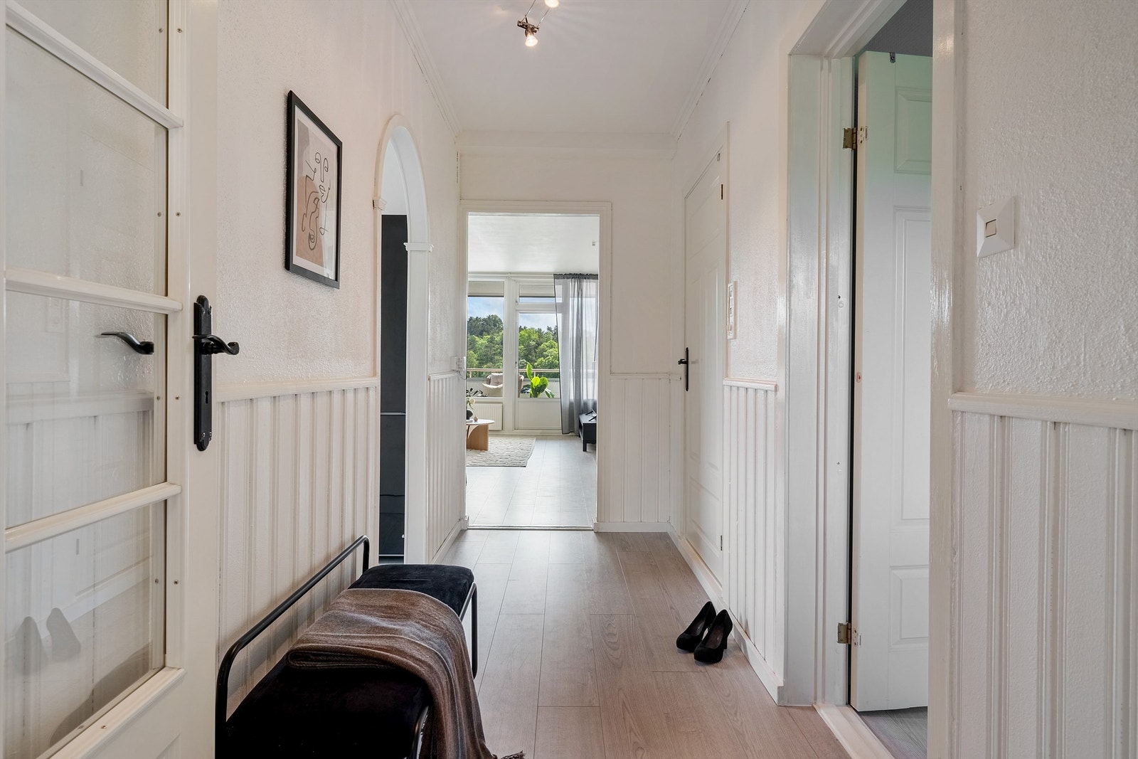 Romslig gang tar deg videre til kjøkken, bad, stue og et av leilighetens to soverom Galleribilde