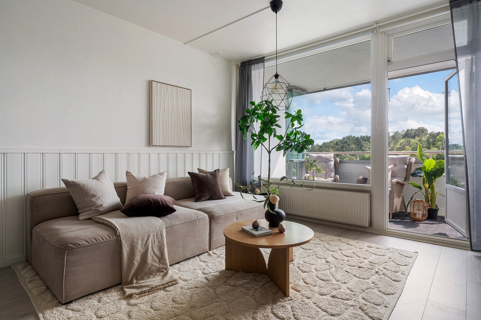 Med direkte utgang til innglasset balkong, her kan du nyte solen Galleribilde