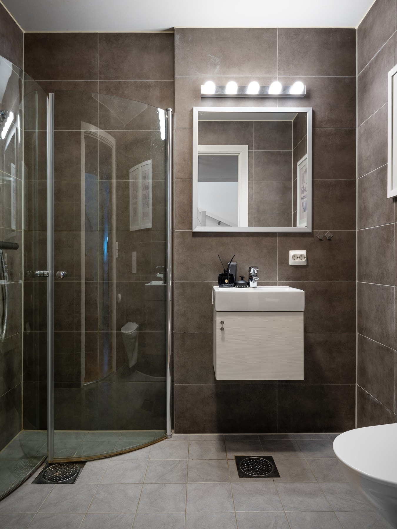 Pent fliselagt bad med varme i gulvet Galleribilde