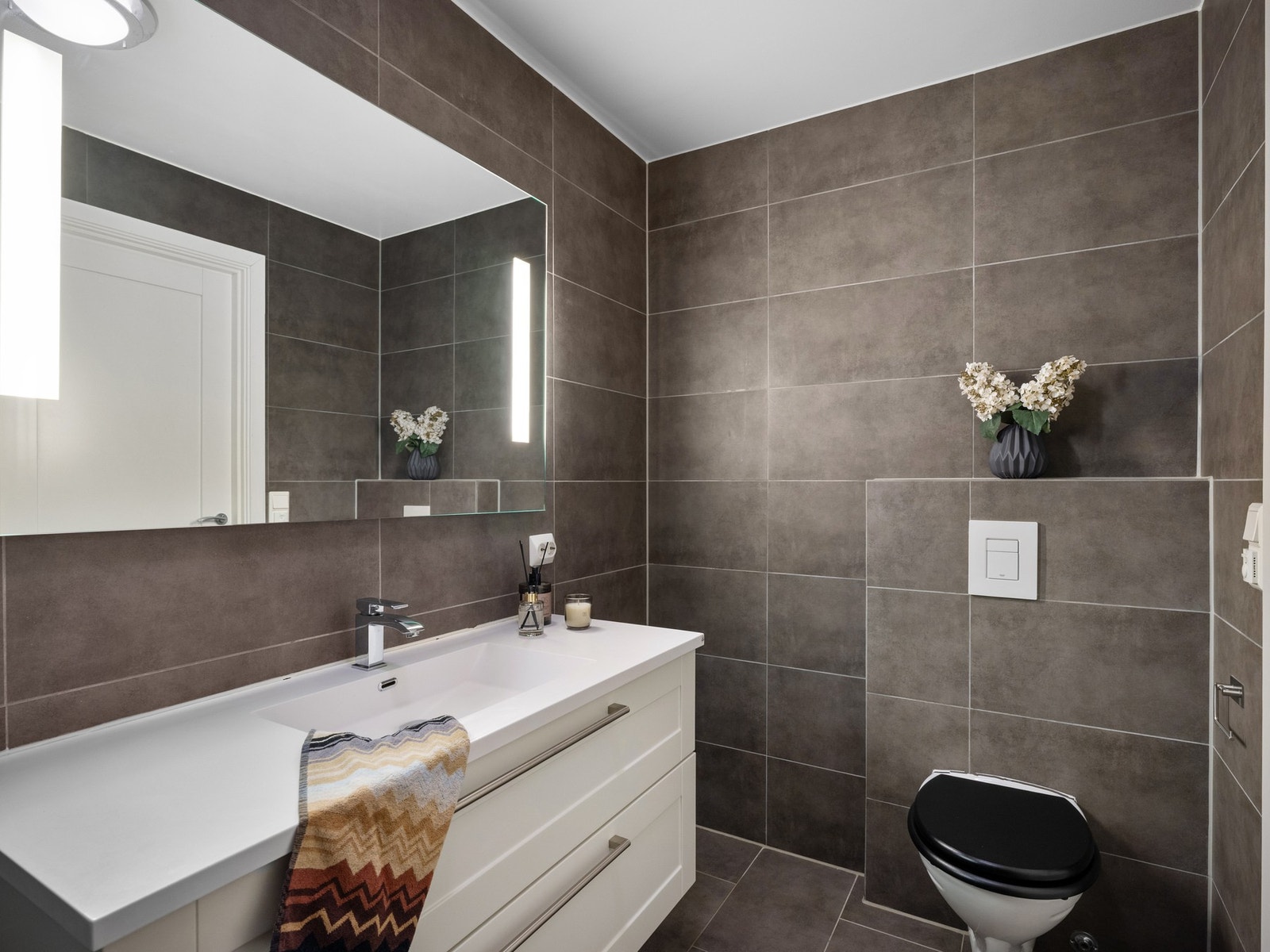 Flott fliselagt bad med varme i gulvet Galleribilde