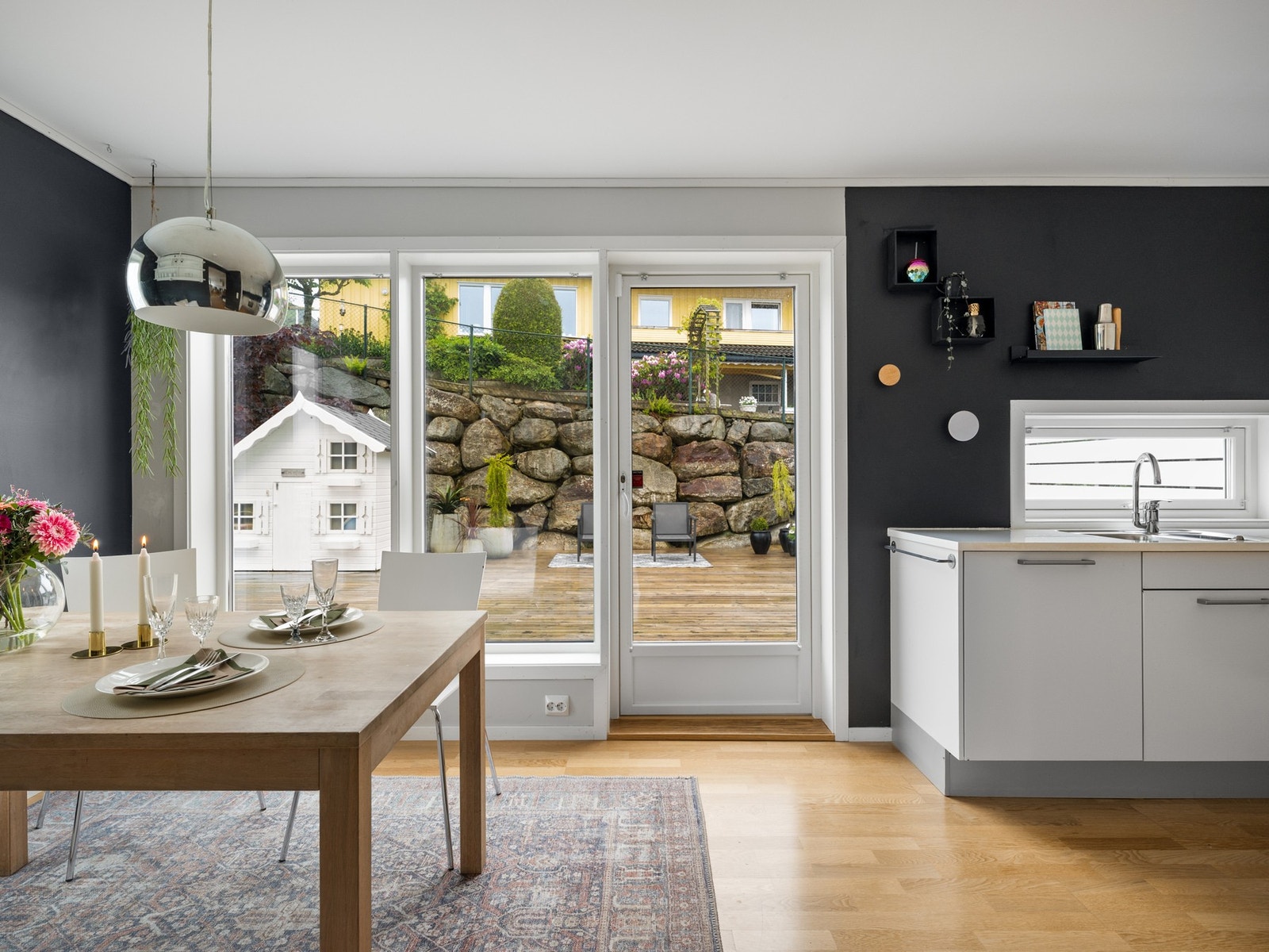 Like inn fra stue finner man kjøkken og spisestue Galleribilde