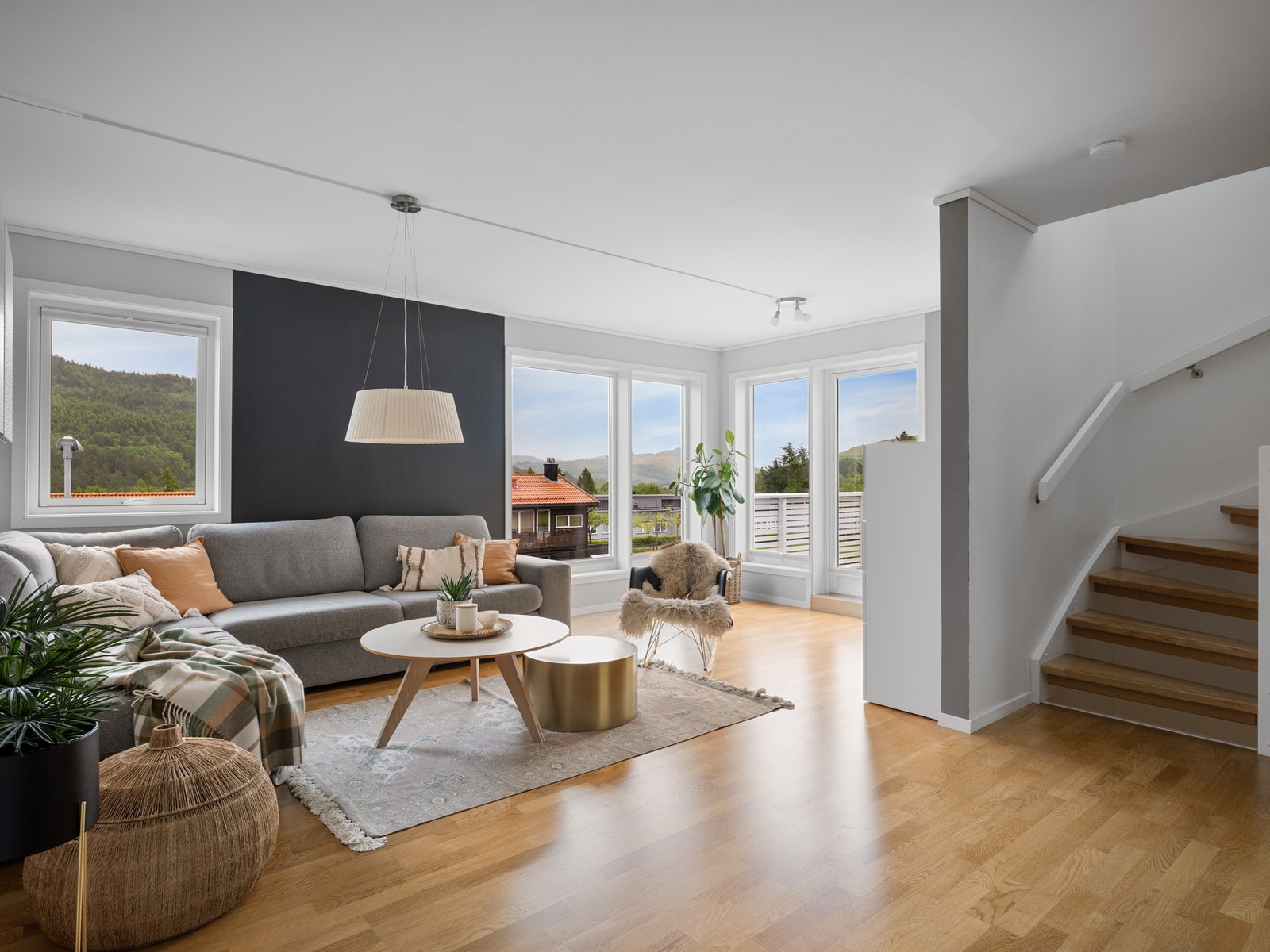 Flott lys stue med store vindusflater Galleribilde