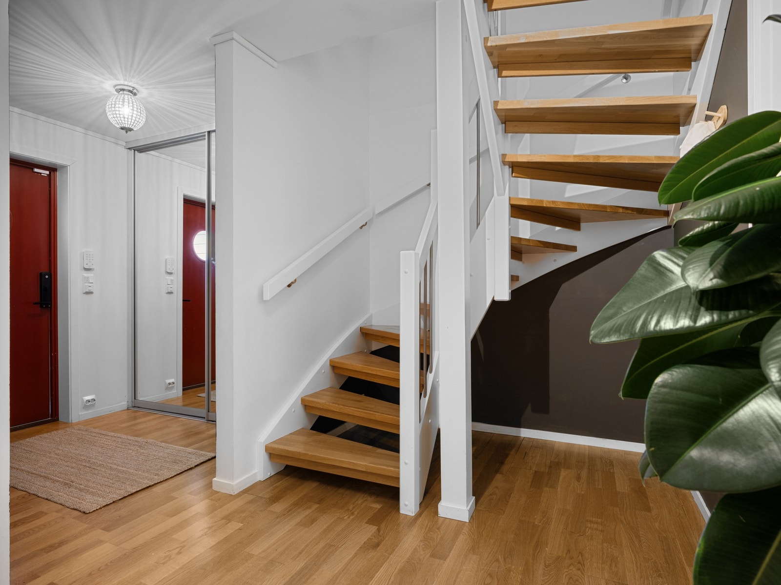 Innbydende entré/gang med skyvedørsgarderobe Galleribilde