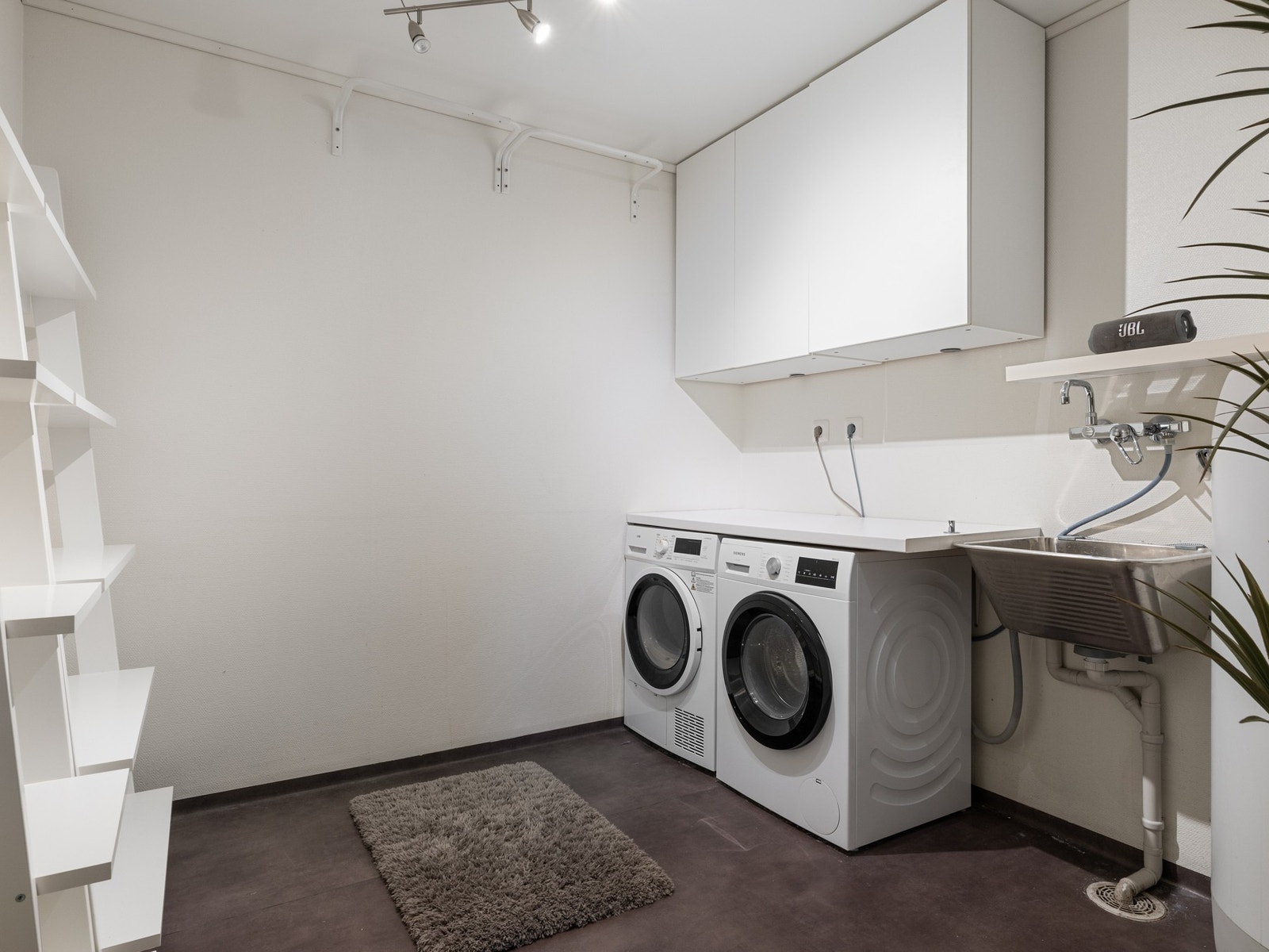 Romslig og praktisk vaskerom Galleribilde